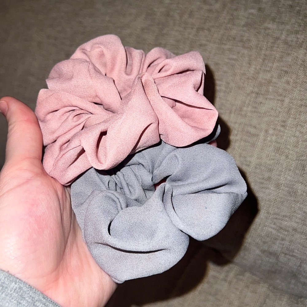 Set of 2 scrunchies grey and pink